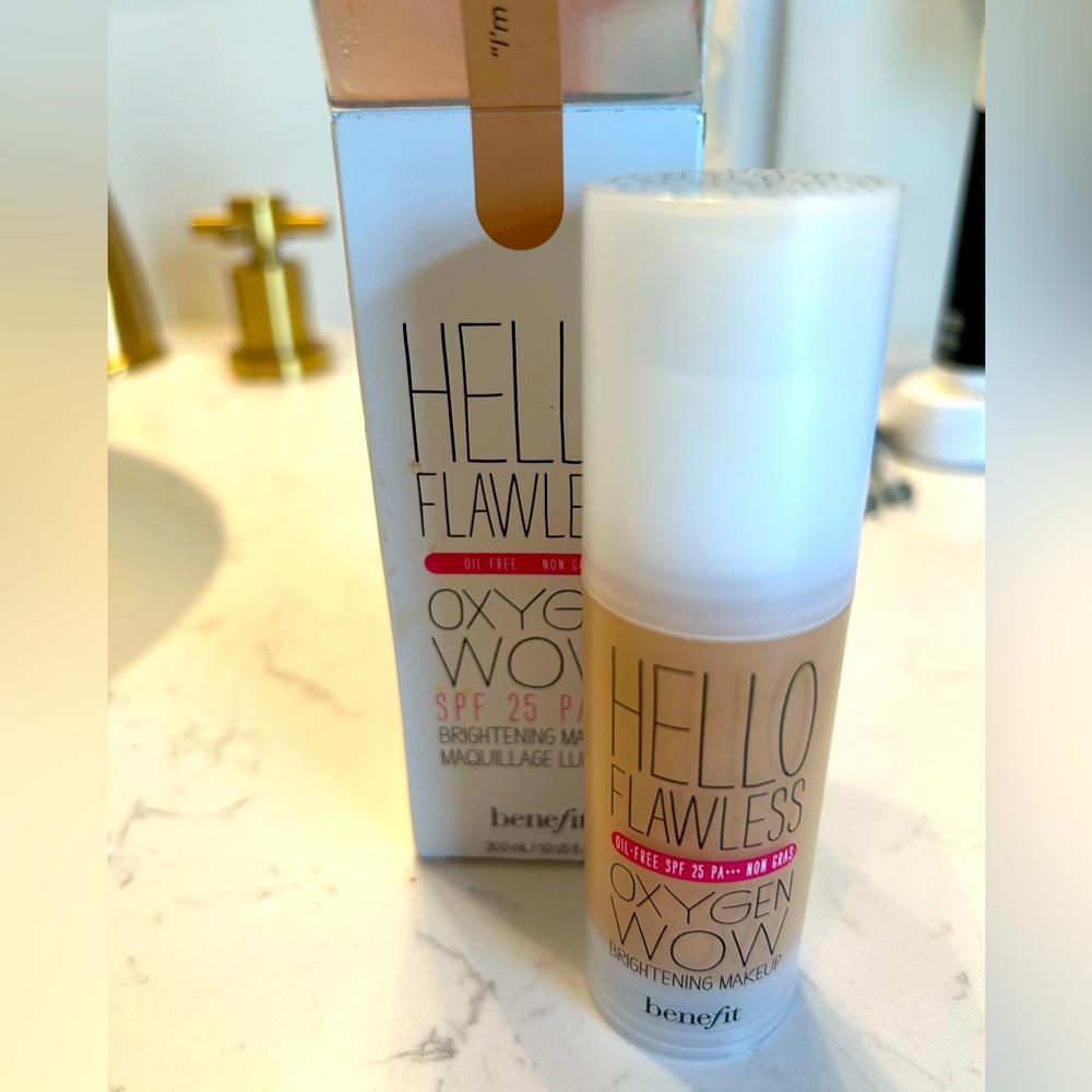NWT ‘Hello Flawless’ Oxygen Wow - Liquid Brightening Makeup